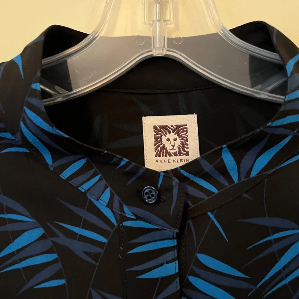 Beautiful black with blue print Anne Klein blouse in Large size - Picture 3 of 11
